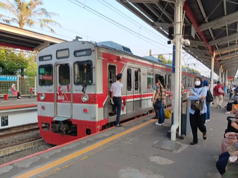 KRL Commuterline melintas di Stasiun Bogor, penumpang naik turun
